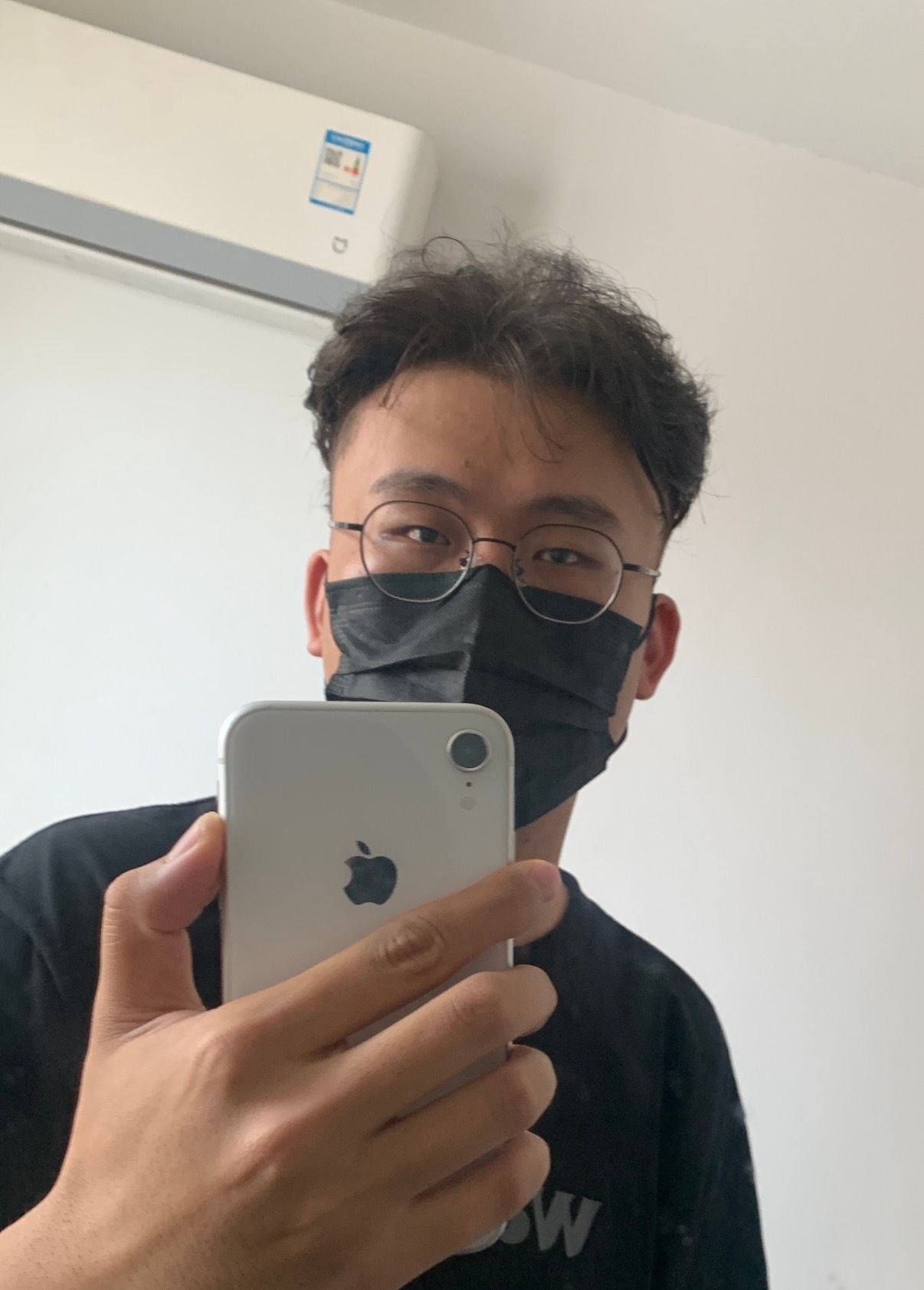 来看看欧哥以前的发型，经典背头好像还是这种细边框的眼镜好看些.... 