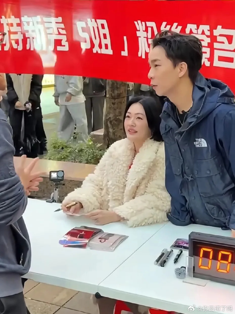 小S办粉丝签名会，那活泼开朗的劲儿又回来了！说真的，她挺聪明的，自我调适能力很好