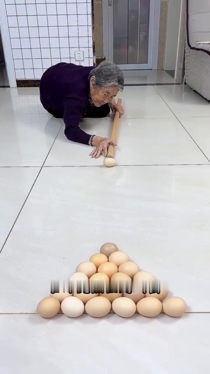 回家看望奶奶，发现90多岁的奶奶正在在家练习打台球。仔细一看，台球竟然全是鸡蛋，