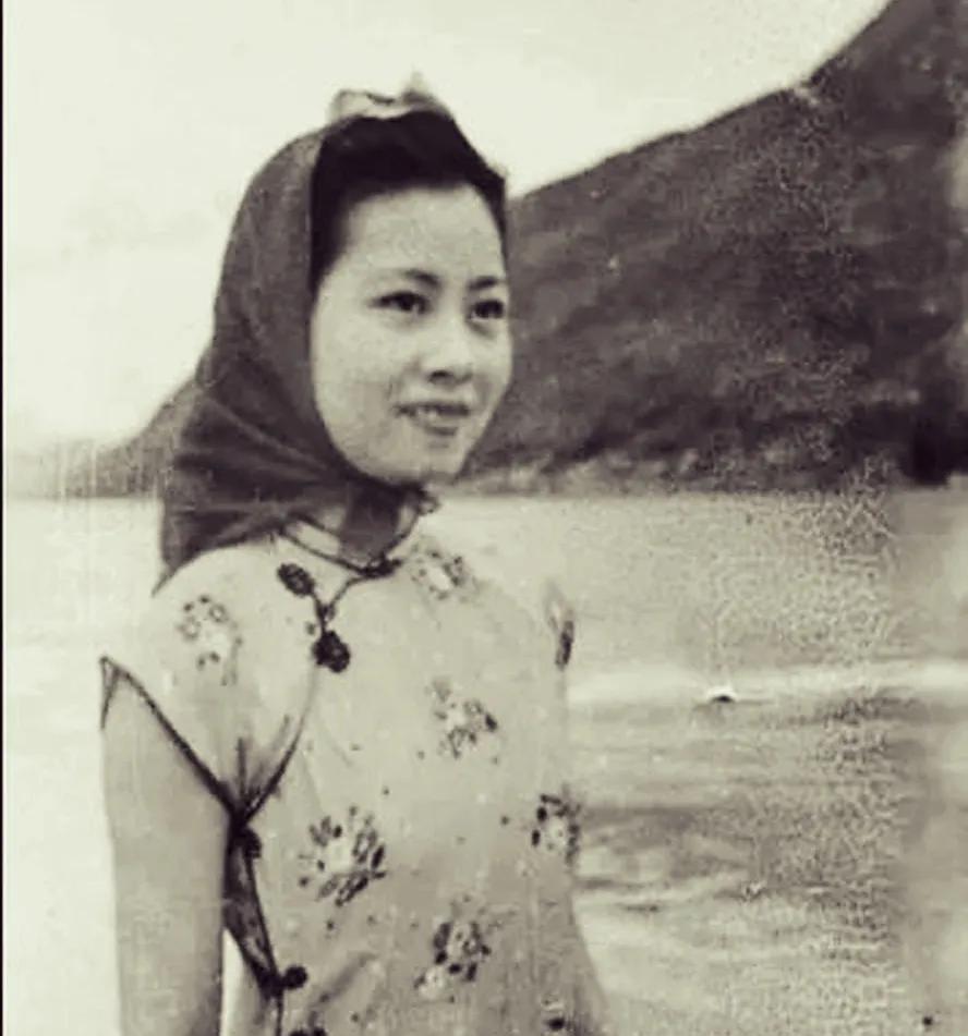 1943年7月，东江抗日纵队广州情报员孟丽英在传送情报途中，在船上被叛徒认出。