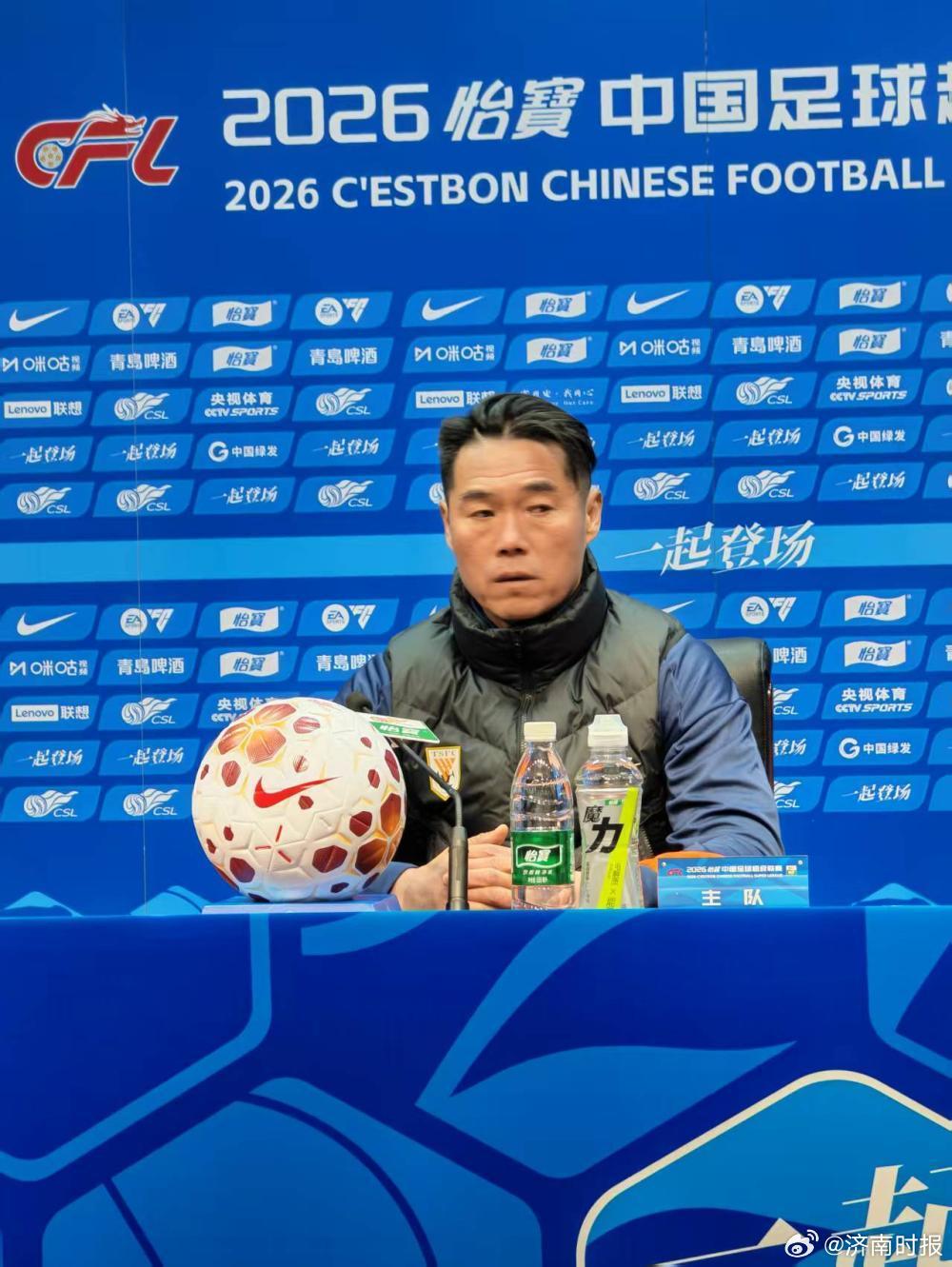 【#泰山队主帅盛赞买乌郎#】  对于本场比赛，宿茂臻直言：“首先祝贺我们的球员，
