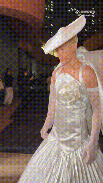 米卡穿婚纱走红毯今晚，一袭与众不同的婚纱造型走上红毯，他也晒图表示：“今天是白色