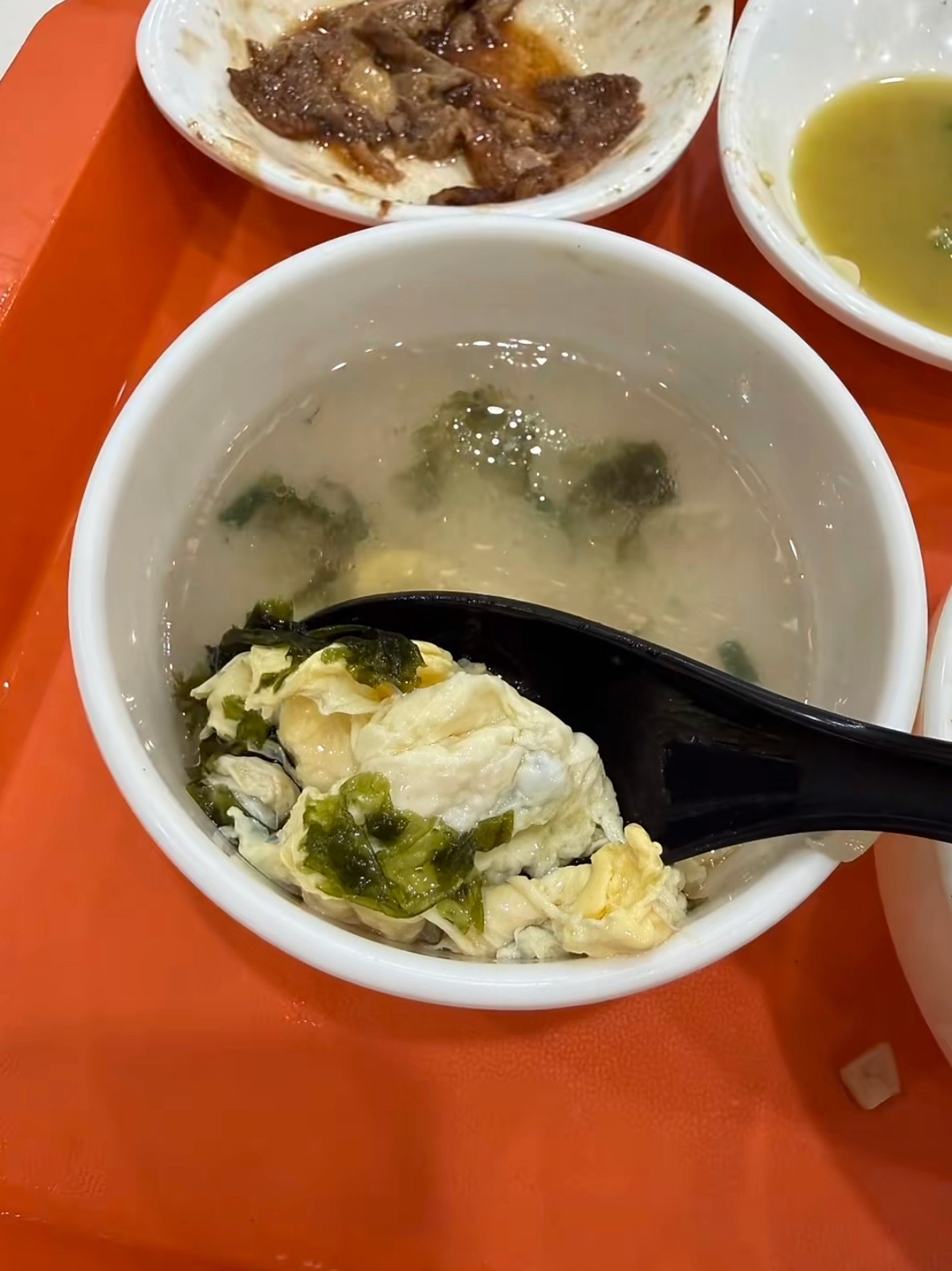 不要低估两片紫菜的威力两片紫菜一个鸡蛋就能做一锅汤，这也太夸张了。学校食堂免费汤