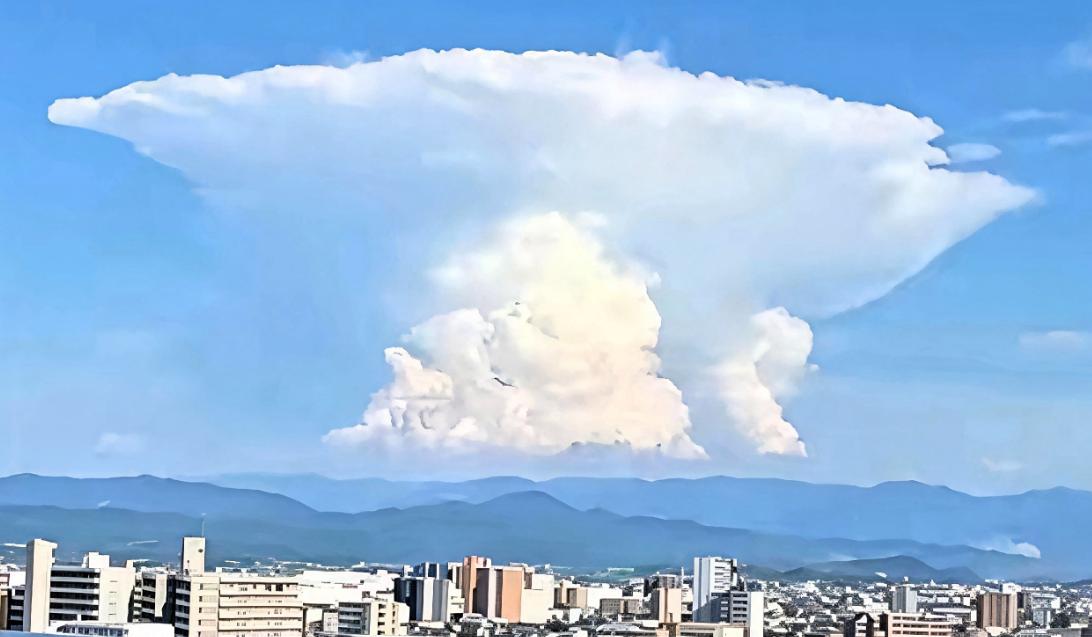 蘑菇云这东西，真是喜欢日本这个地方。
时隔80多年，壮观景象再现，7月28日，日