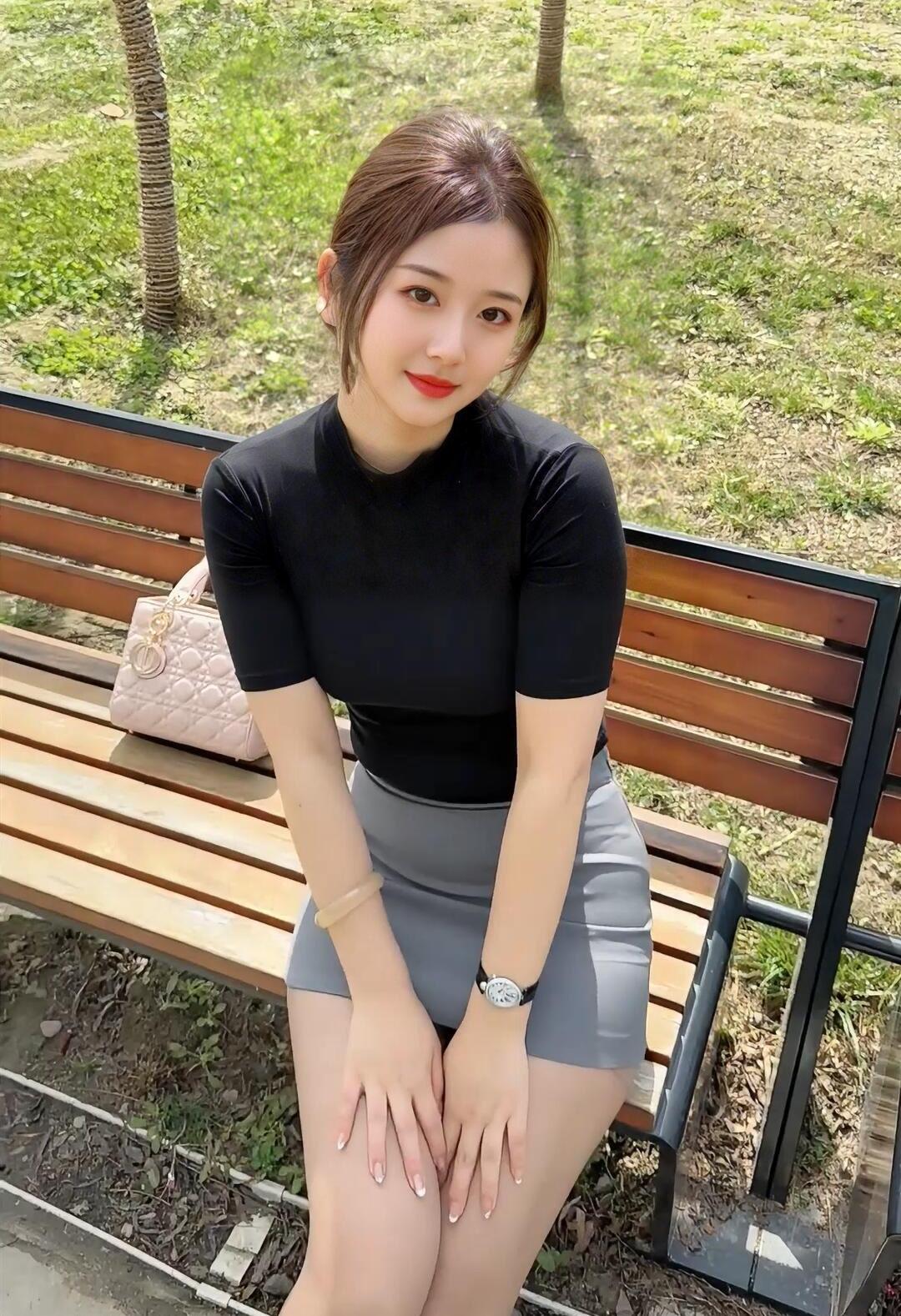 今日街拍，据说这是大多数男人心中的理想型[呲牙]