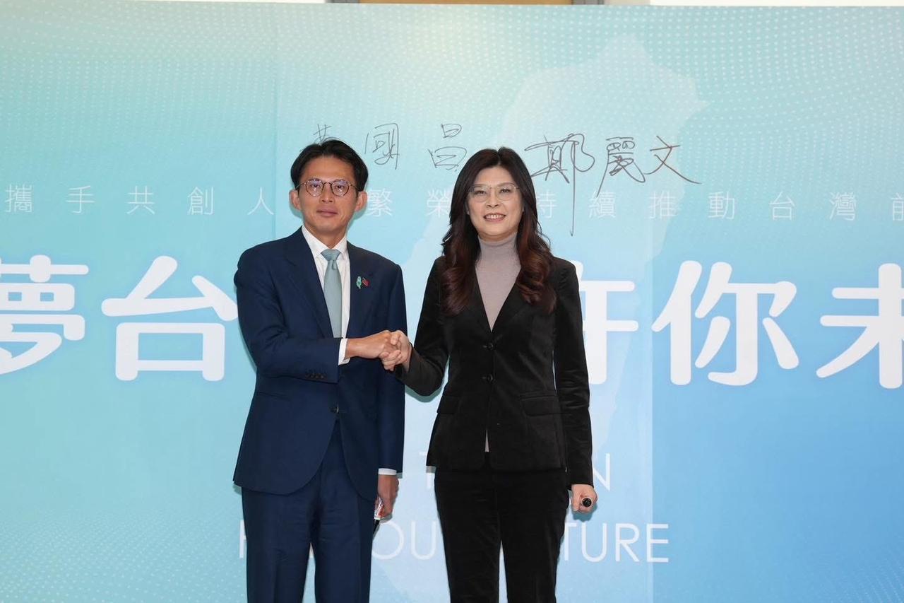 黄国昌今（14日）在脸书发文表示，今天很高兴，与郑丽文召开这场共同愿景记者会，向