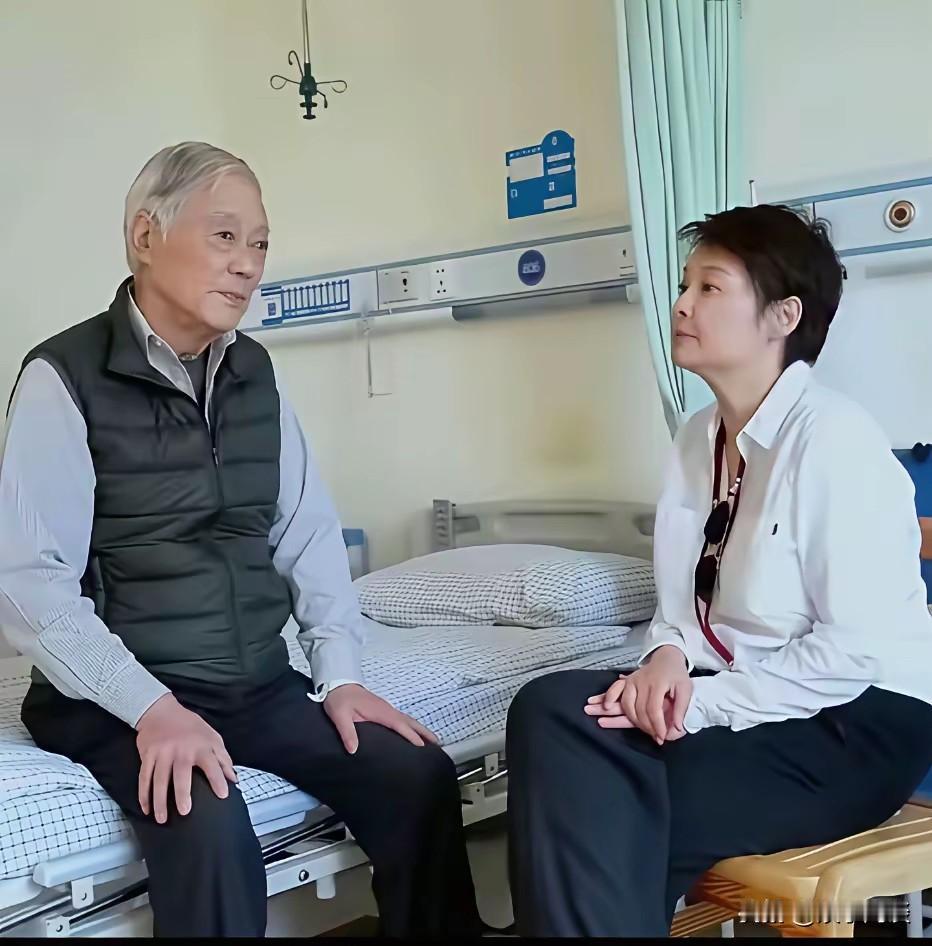 镜头记录下袁立在医院陪护父亲的暖心画面，贴心寸步不离照料住院的老人。她的父亲从业
