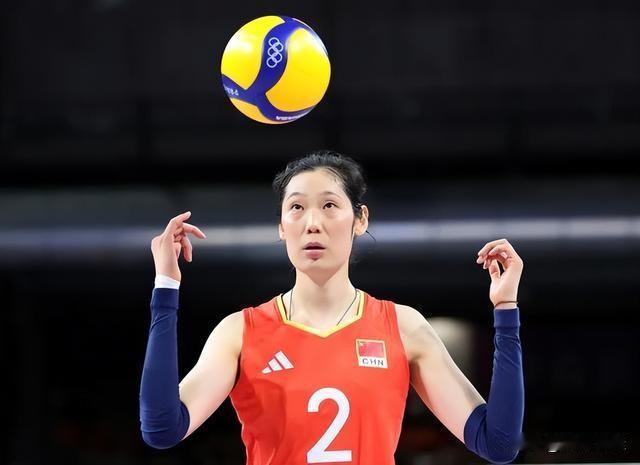 朱婷携手姚迪明年回归国家队“救火”，这事是真的吗？
咱们先把最关键的时间线捋清楚