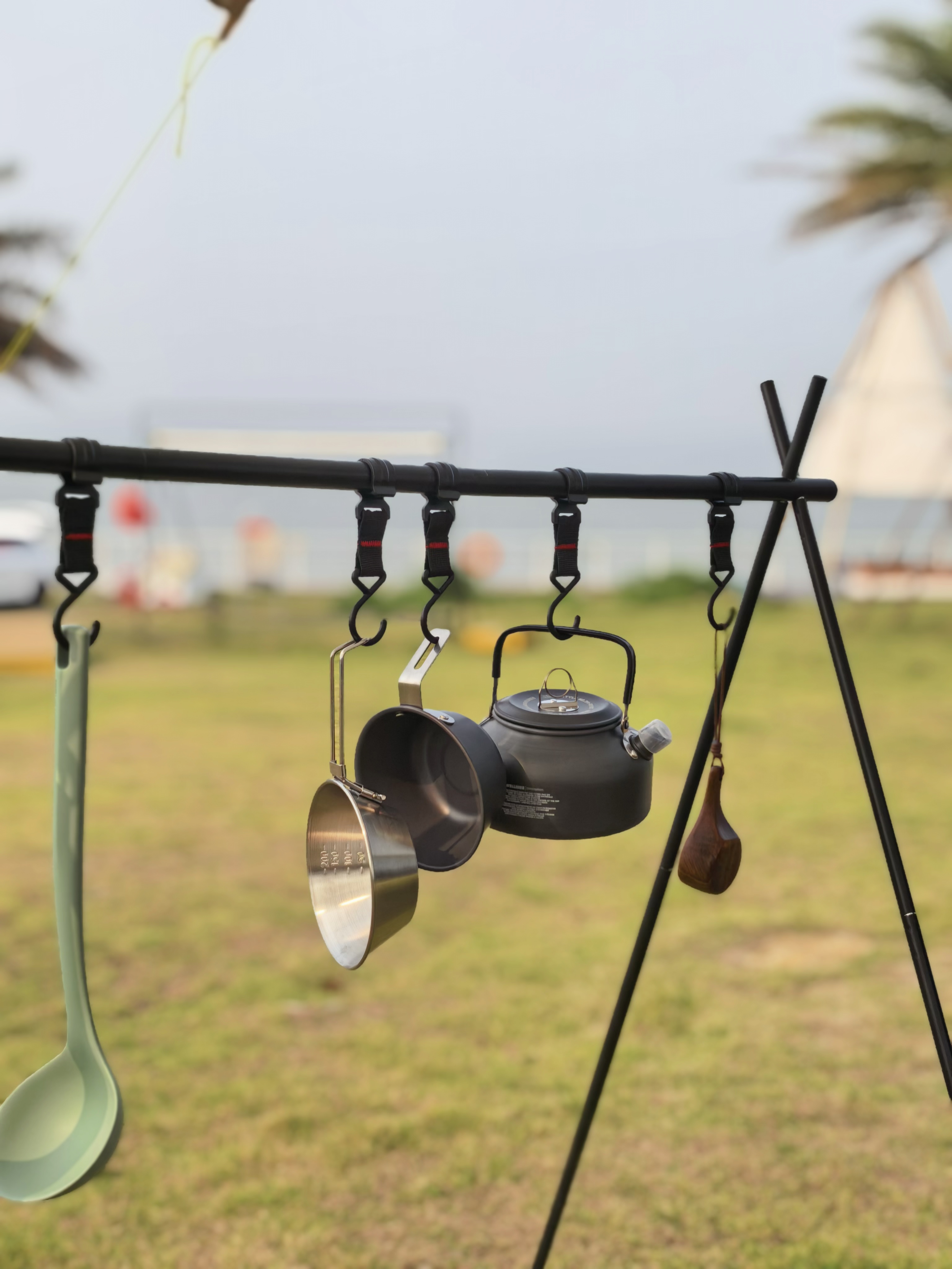 原本想拍个讲车的视频，结果看到一套套餐具和大冰柜，没问题，不讲车，讲户外做饭。这