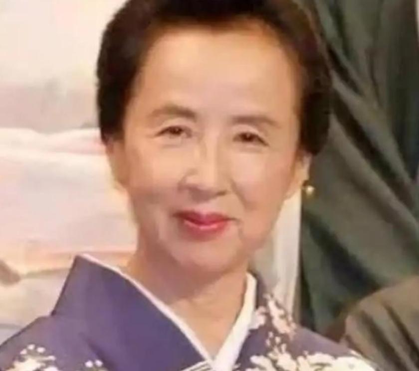 1945年，一名中国远征军连长娶了一名日本女战俘，两人婚后在四川隐居。连长万万没