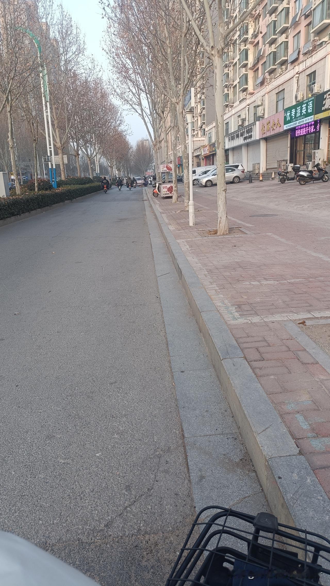 这世界，一半是风雨刁难，一半是向阳生长
这世界从来都不是非黑即白，也没有永远的坦