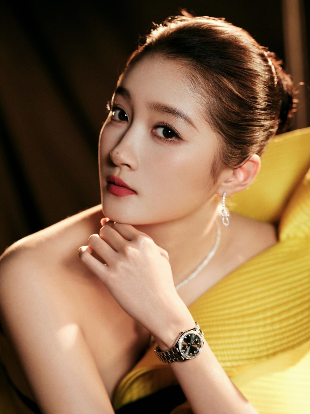 关晓彤绿色燕尾裙浪漫迷人 