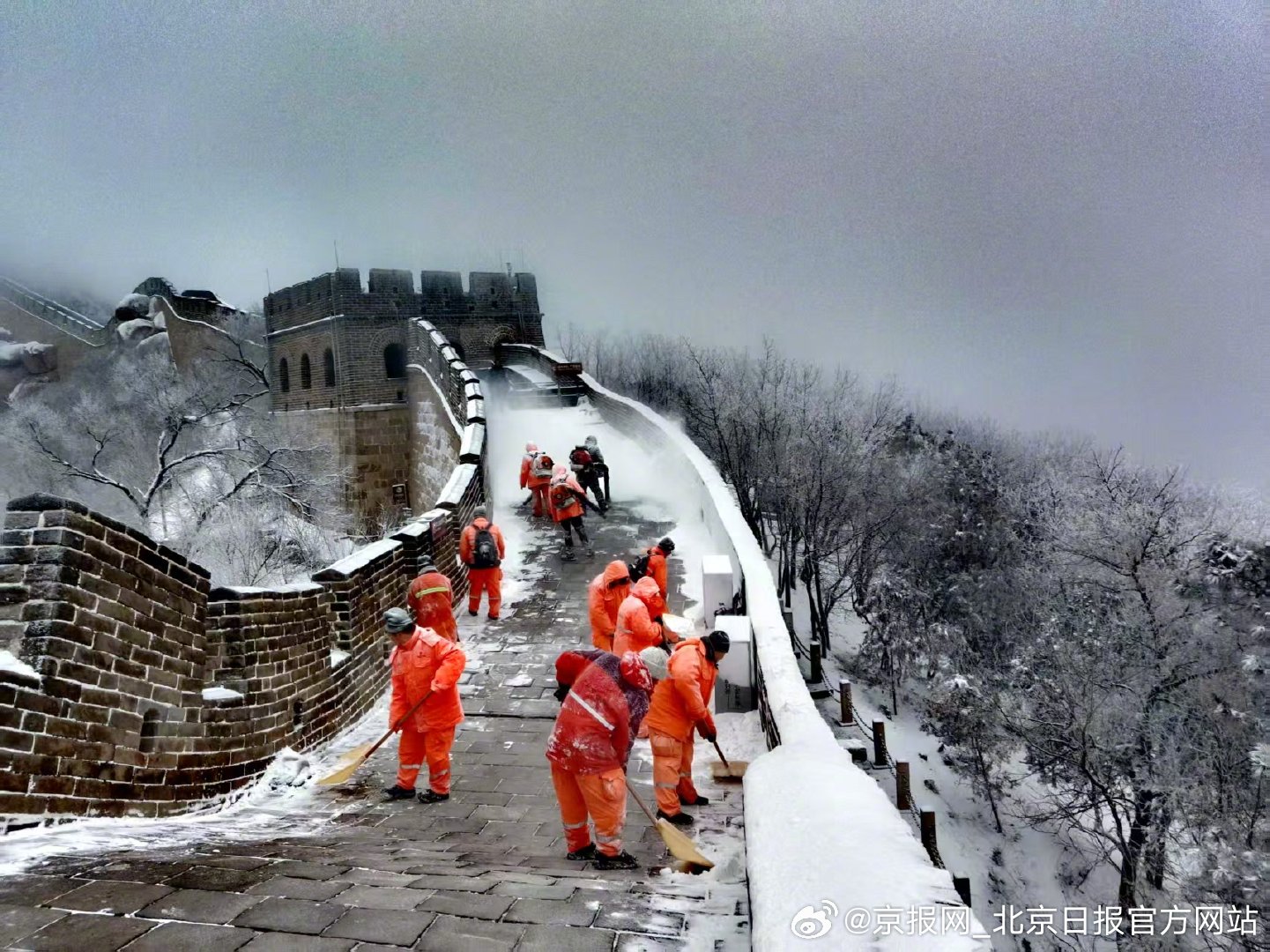 【#北京延庆现雪凇景观#】#雪后八达岭长城有多壮观# 2月27日，北京迎来降雪，