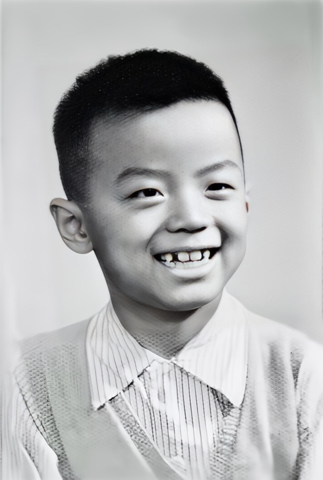 我的父亲是江苏睢宁人，母亲是江苏武进人从小在上海长大，我出生在南京；父亲在南京军