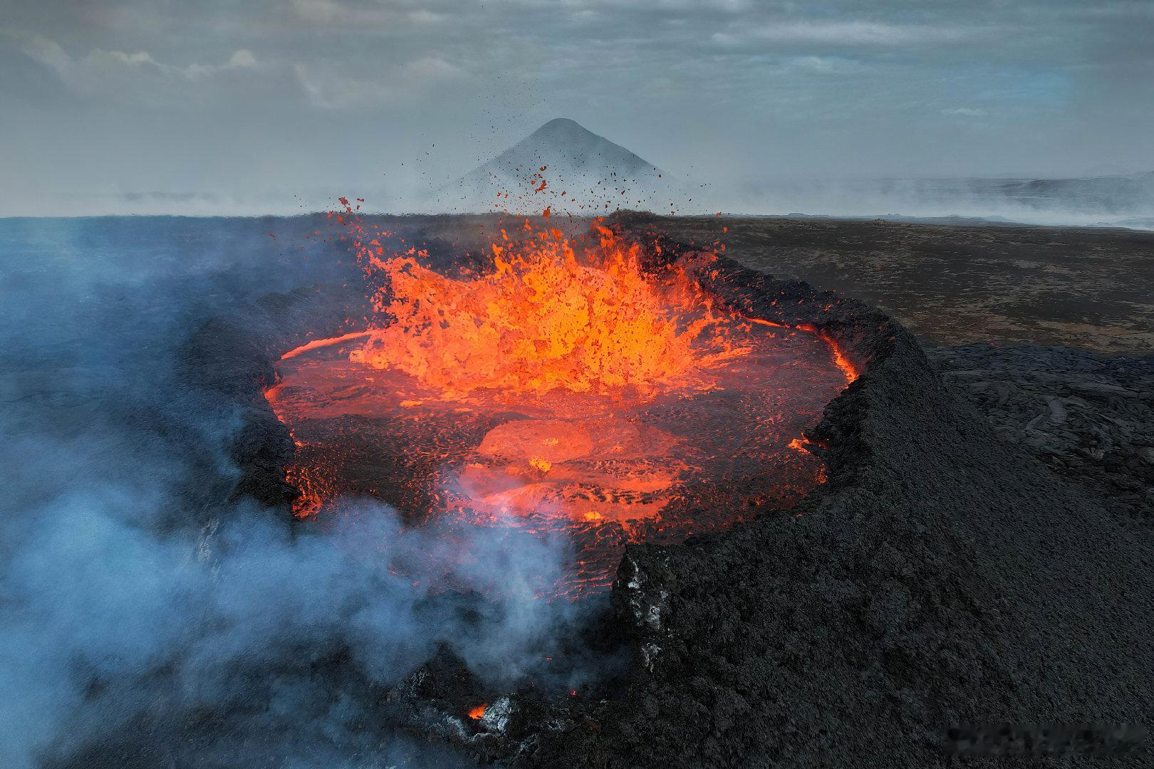 #西洋历史文化鱼缸[超话]# 2023年冰岛法格拉达尔火山的喷发。 ​​​