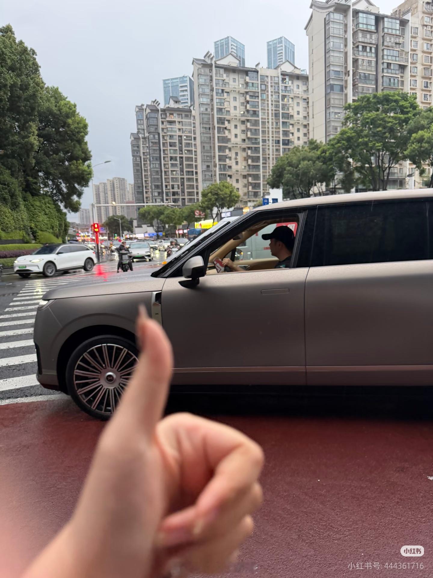 两名女生冒雨赶高铁，车爆胎了只能拎行李在雨中步行下匝道；一辆小鹏GX热心帮助，竟