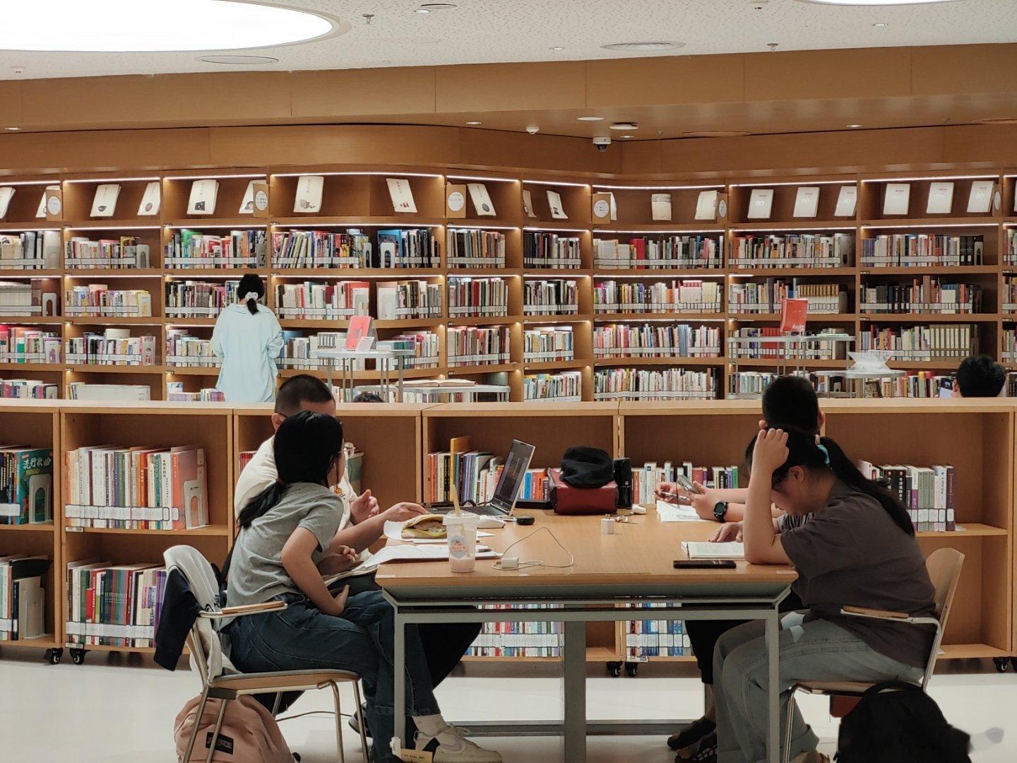 图书馆大运河畔，城市图书馆。 北京·北京城市图书馆(通州副中心馆)