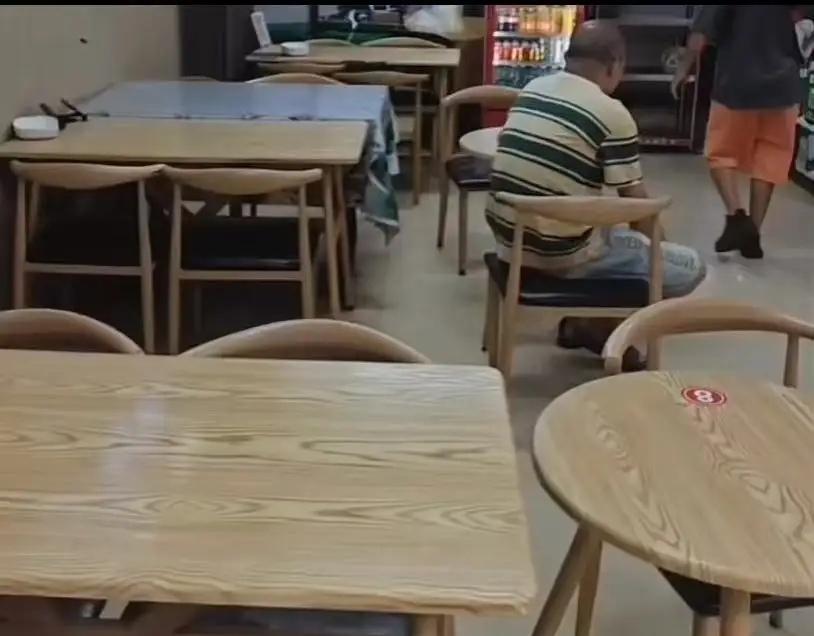 外卖员取餐，老板指了指门口说：“你在外面等，不许坐在我店里吹空调……”外卖员感觉