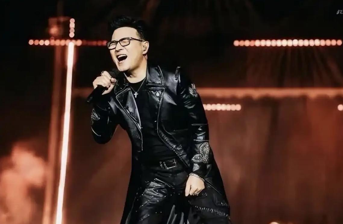 汪峰这唱功是真不行了，还是别执着开演唱会挣钱了。
就说他哈尔滨演唱会，《春天里》