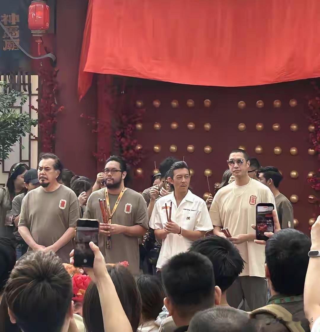 陈冠希现开机仪式，长发齐肩胡子拉碴，跟大肚垮脸的黄秋生差别大 ​​​