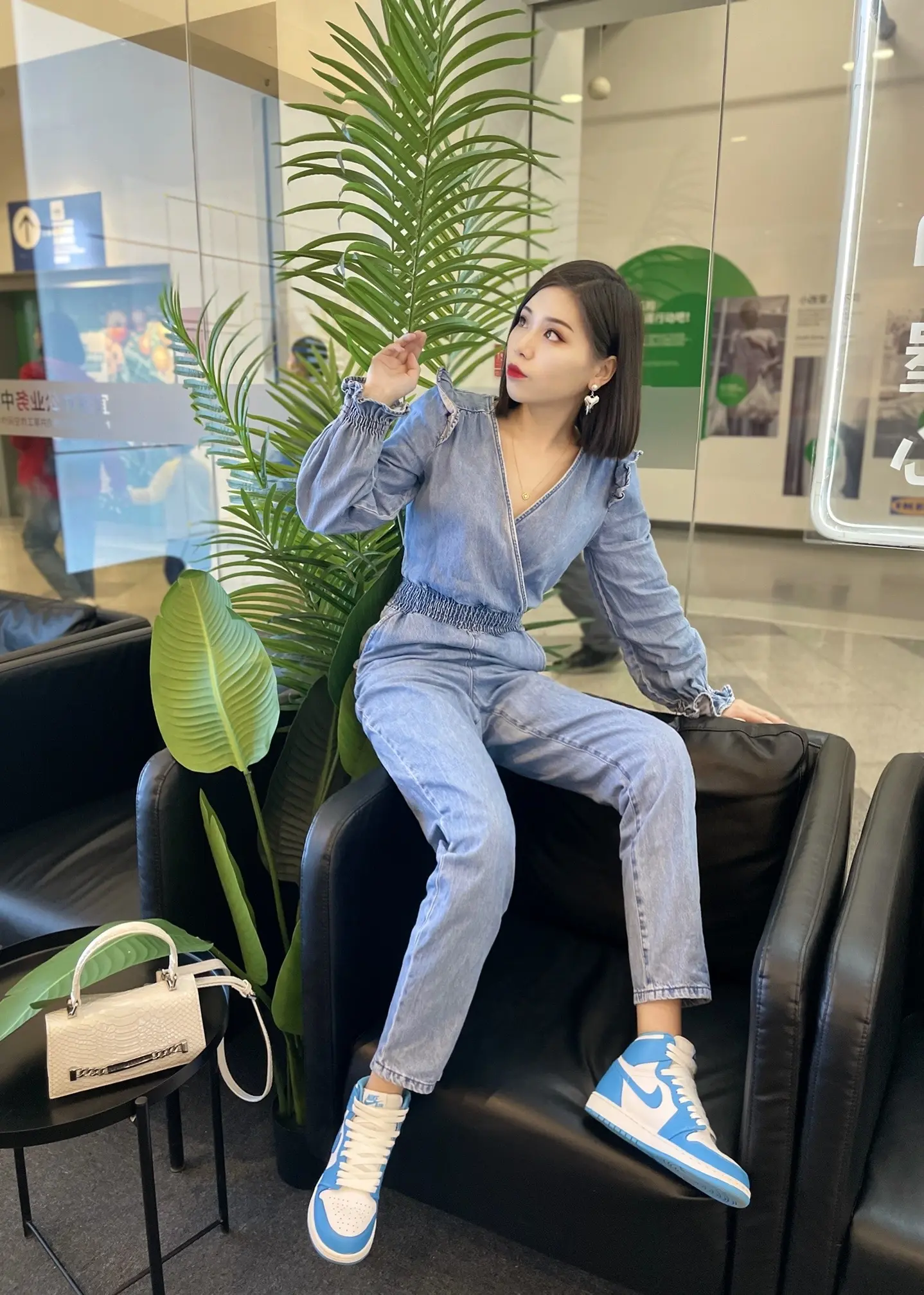 穿牛仔连体裤被问的最多的是怎么上厕所😂。牛仔look永远经典永远时髦...