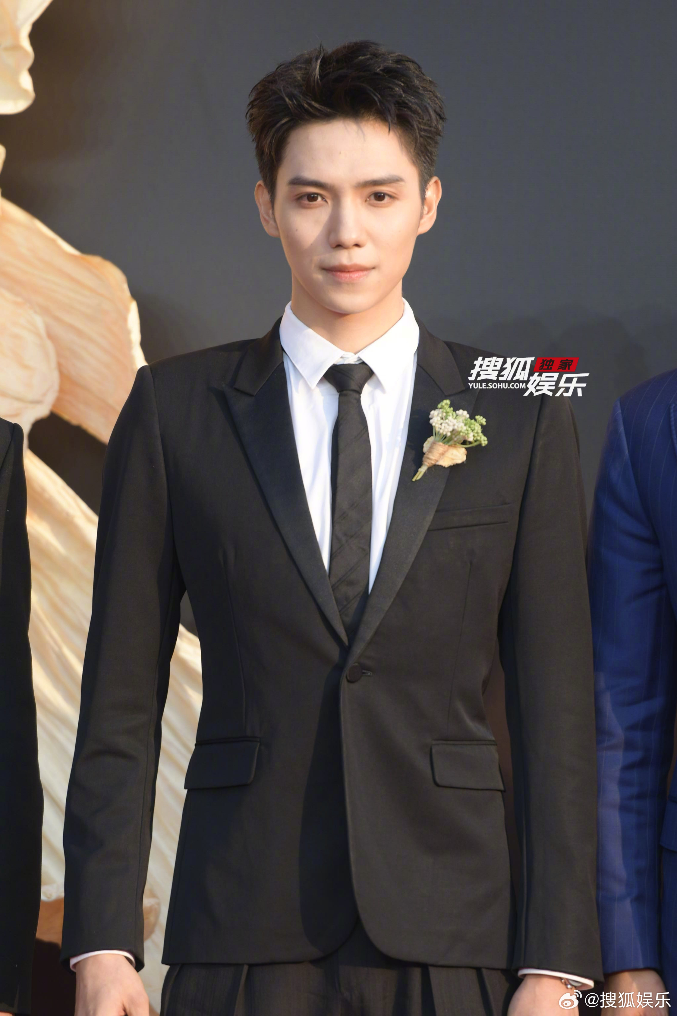 罗一舟亮相cmg中国电影盛典红毯，今天这身干练又帅气！ 