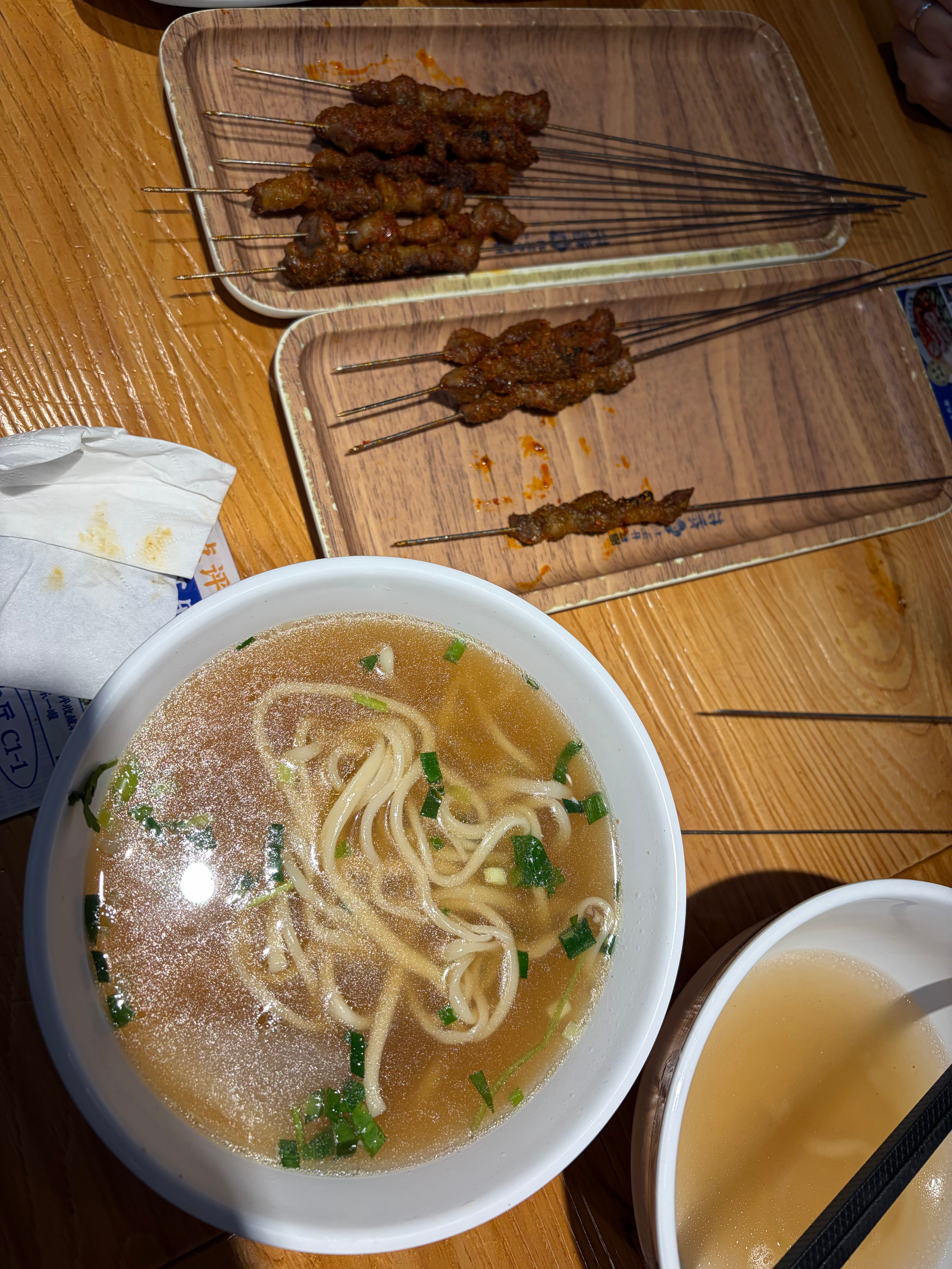 同一家面馆的午餐上个月只有一碗面这个月敢加一点羊肉串了所以说，这下知道要如何提振