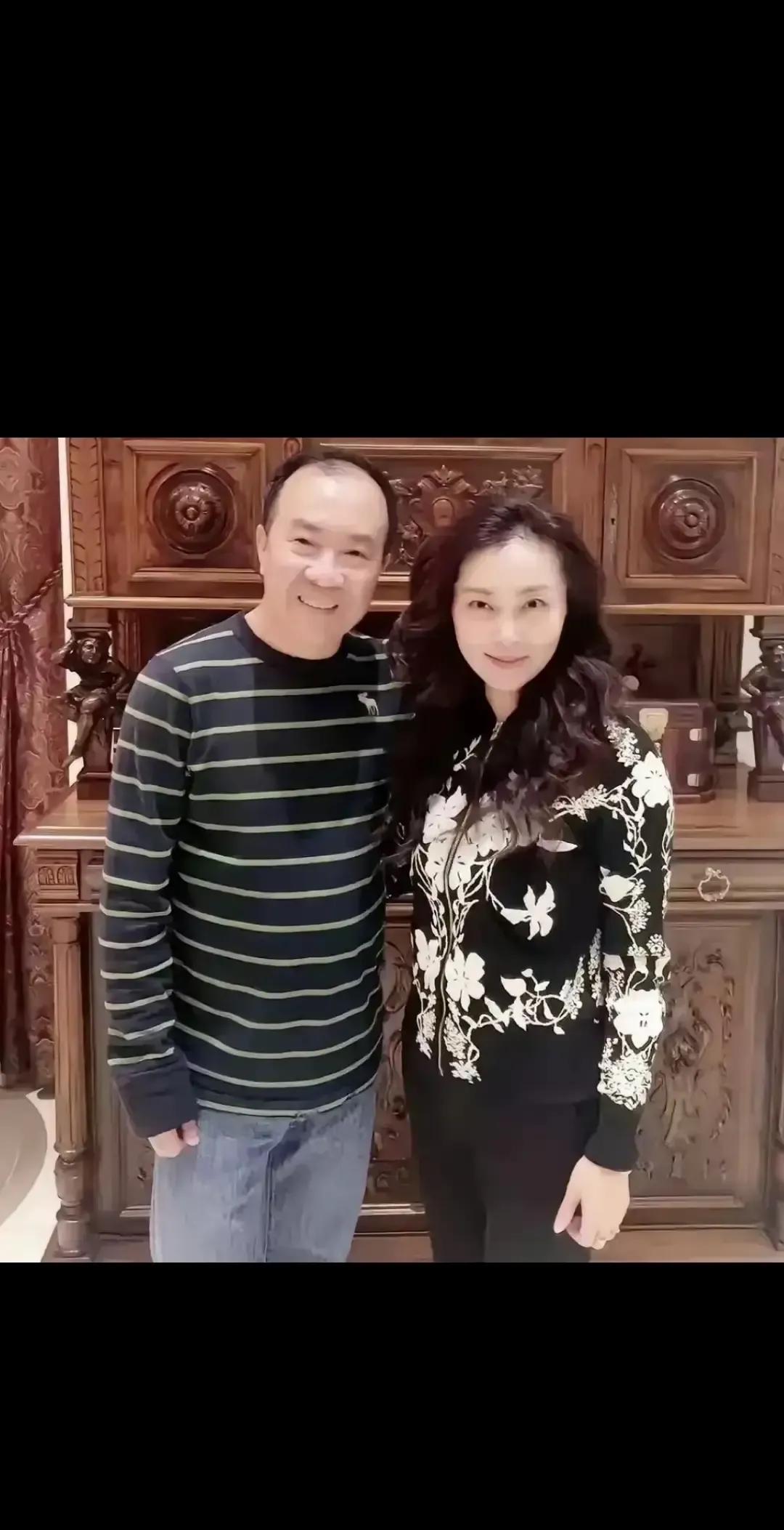 袁茵先嫁师父侯耀文，再嫁徒弟戴志诚，两段婚姻把相声圈搅得鸡飞狗跳。
1990年拍