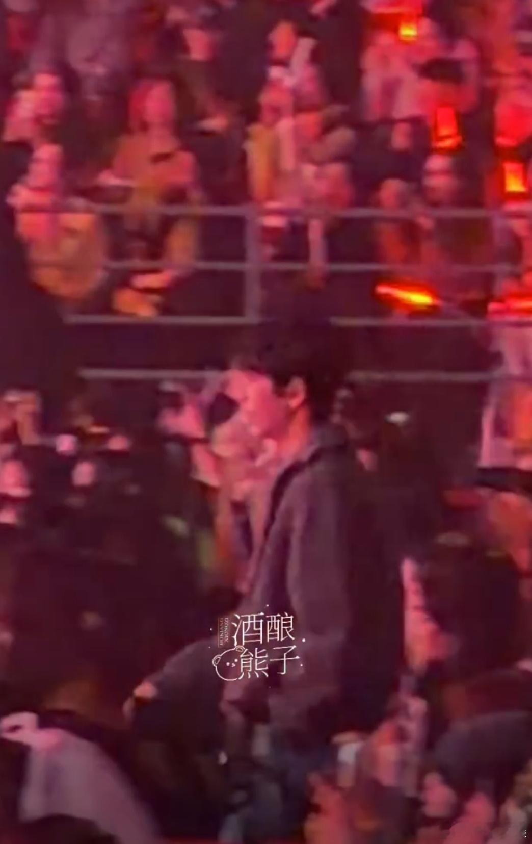 张凌赫看刘宇宁北京演唱会，哇塞，真好啊 