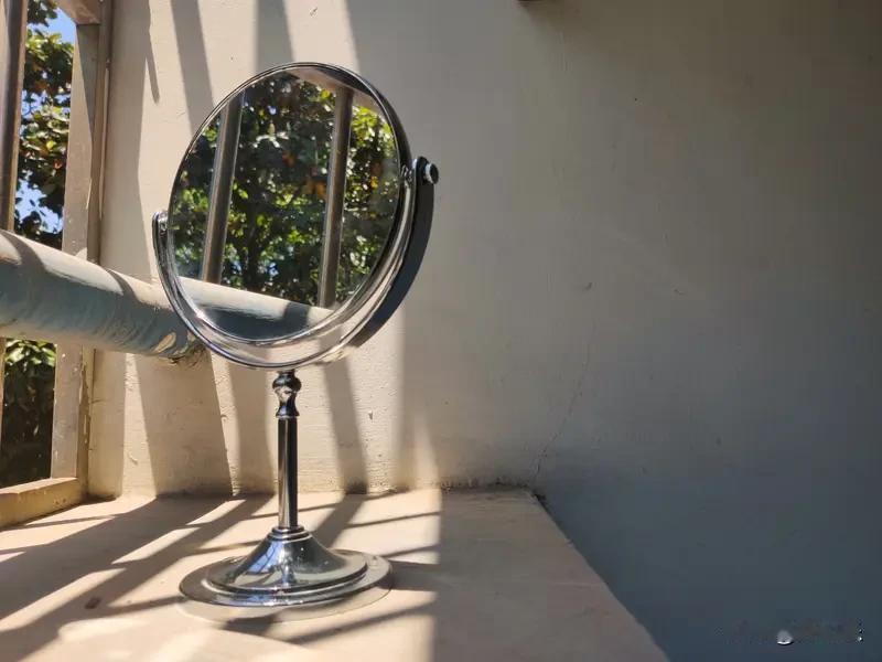 镜子脏了别擦脸，先擦镜子

一、人总爱跟生活较劲，却忘了自己站的位置对不对。
