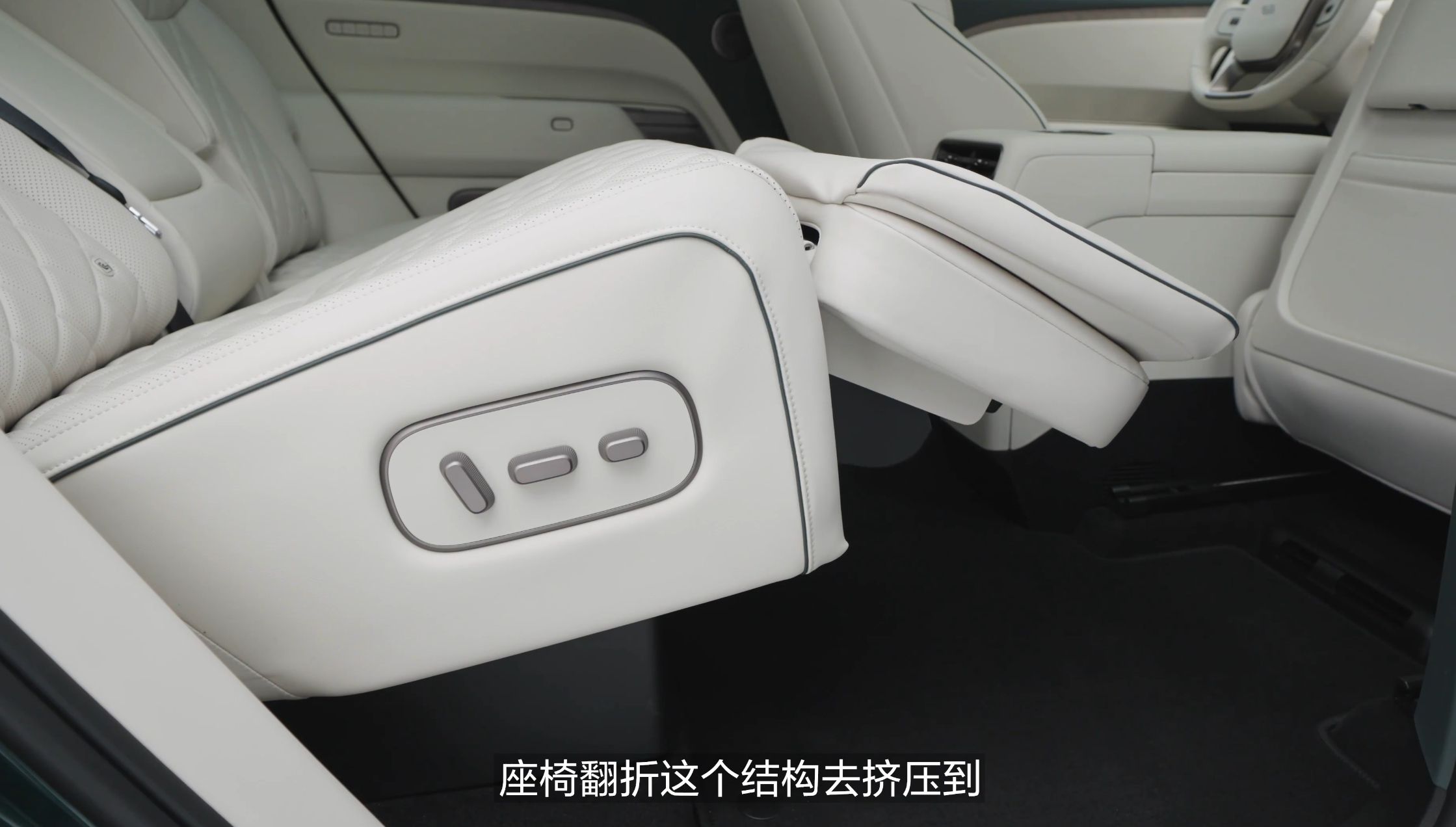 这次全新理想L8由豪华六座改成旗舰五座，为的就是“体验优先”尤其是在空间方面，最