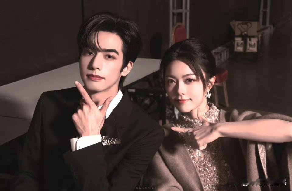 最近热播剧
最高评分出炉了，
不是张若昀马思纯《人之初》，也不是谭松韵侯明昊《逍