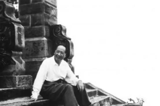 1976年，毛主席去世，当华国锋赶到中南海时，毛主席已无呼吸，情急之下，华国锋迅