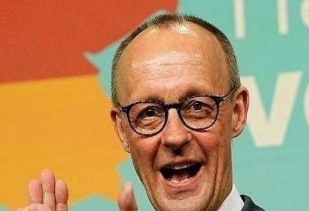 德国外长当着全世界的面，一句话把桌子掀翻了：我们宁可被美国一脚踢开，也绝不会转身