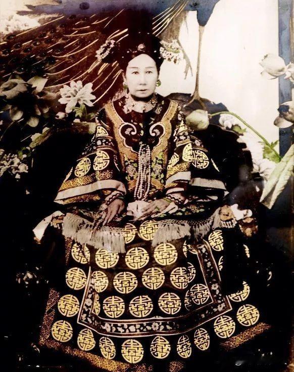 1880年，慈禧的屁股上长了疖疮，烦躁的很。太医们束手无策，毕竟谁敢摸太后的屁股