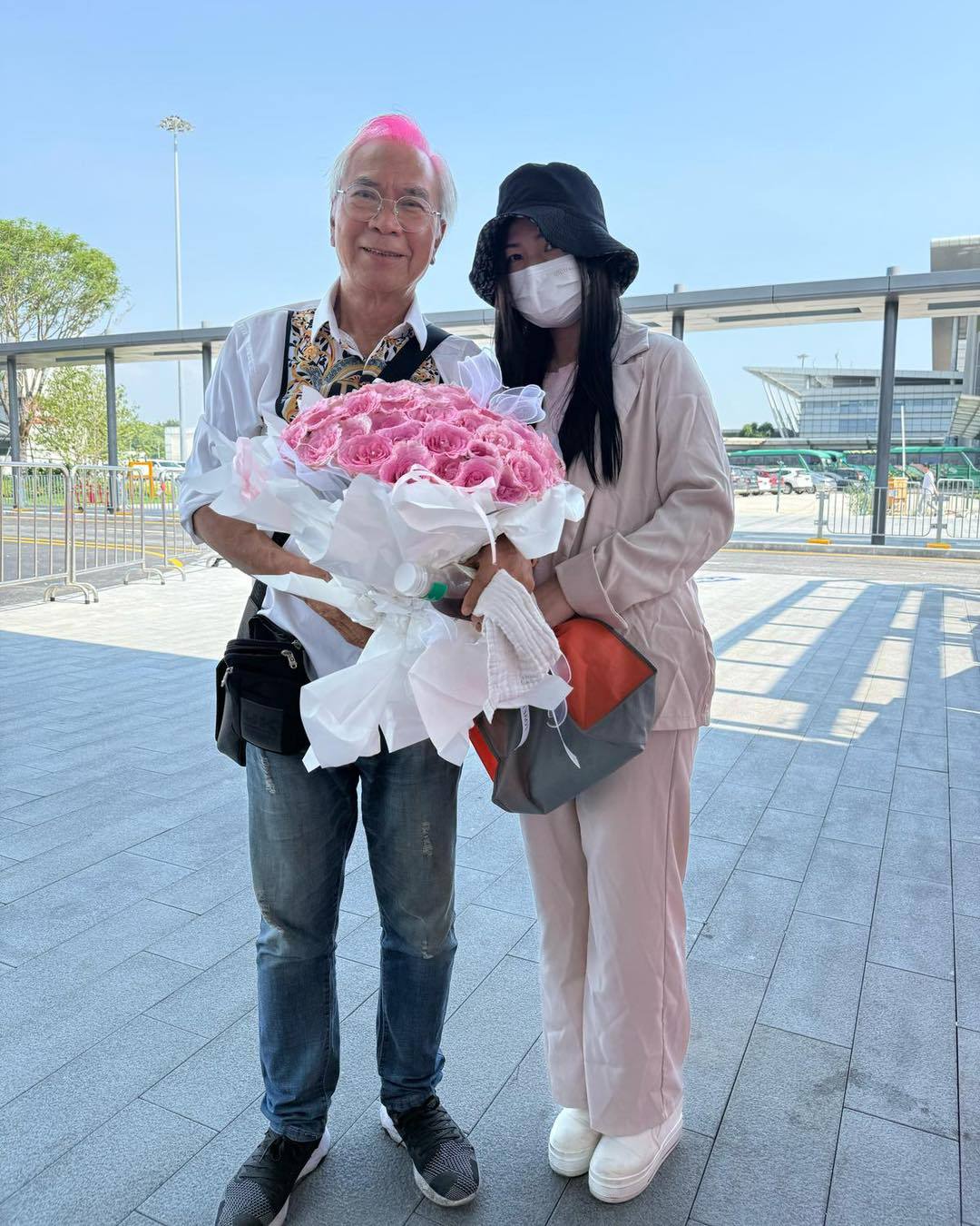 李龙基手捧60朵玫瑰花，接未婚妻王青霞出狱。 ​​​