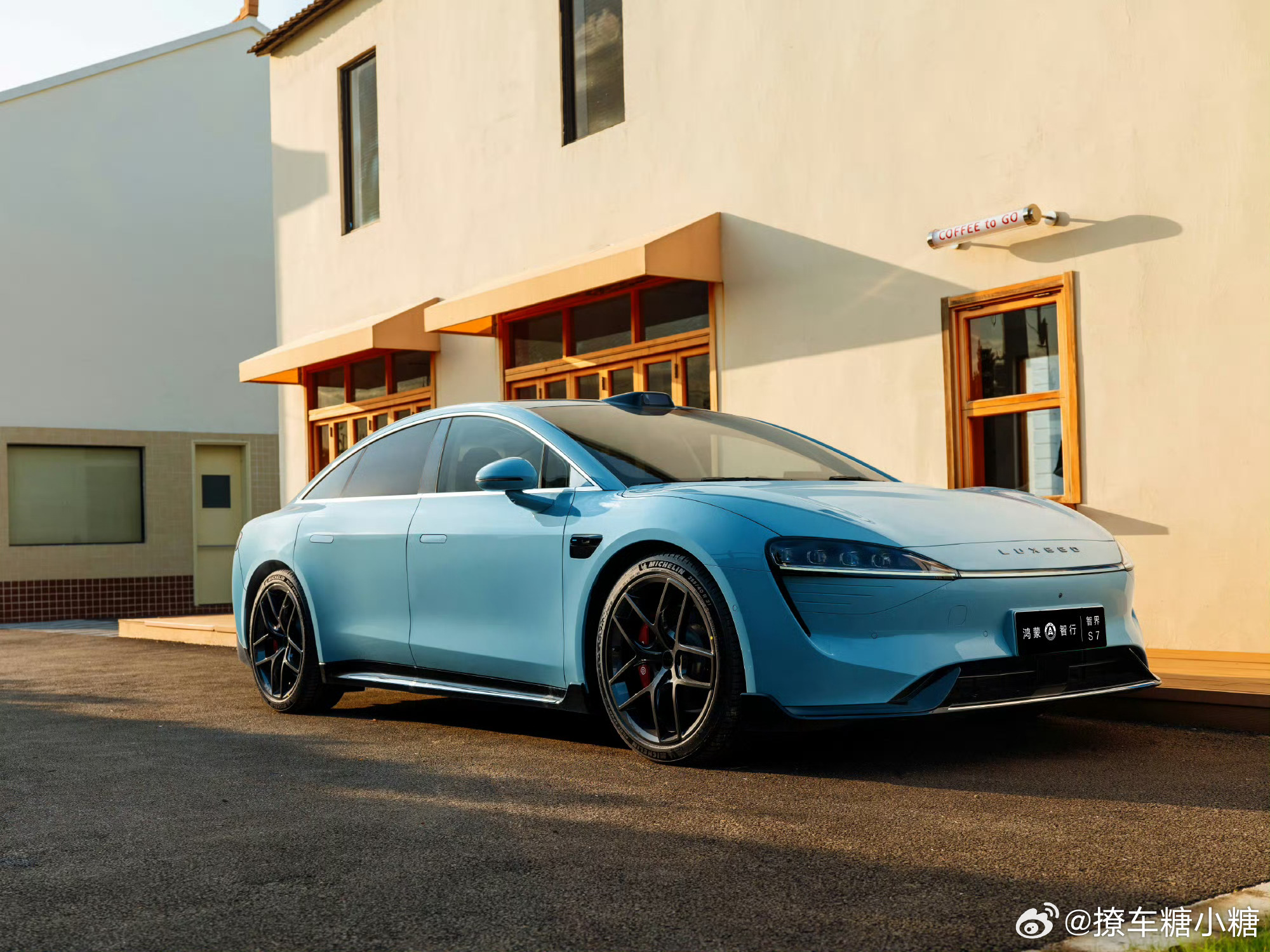 余承东称智界新S7总有一款适合你 智界新S7的亮点：搭载配备了17个专业级别的音