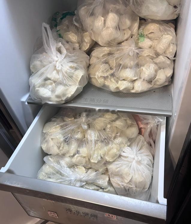 妹妹周末一句话想吃奶奶包的饺子，今天一大早就收到老妈寄来的饺子了，感谢爸妈从我宠