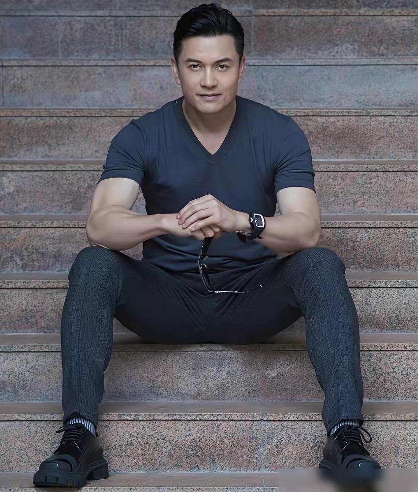 他今年有70岁了，真不敢相信，还这么年轻