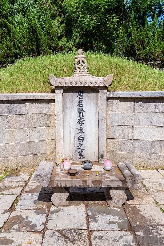 7月6日，“残碑无声越千年，李白墓前古今对话”这一情境极具意境。公元762年，李