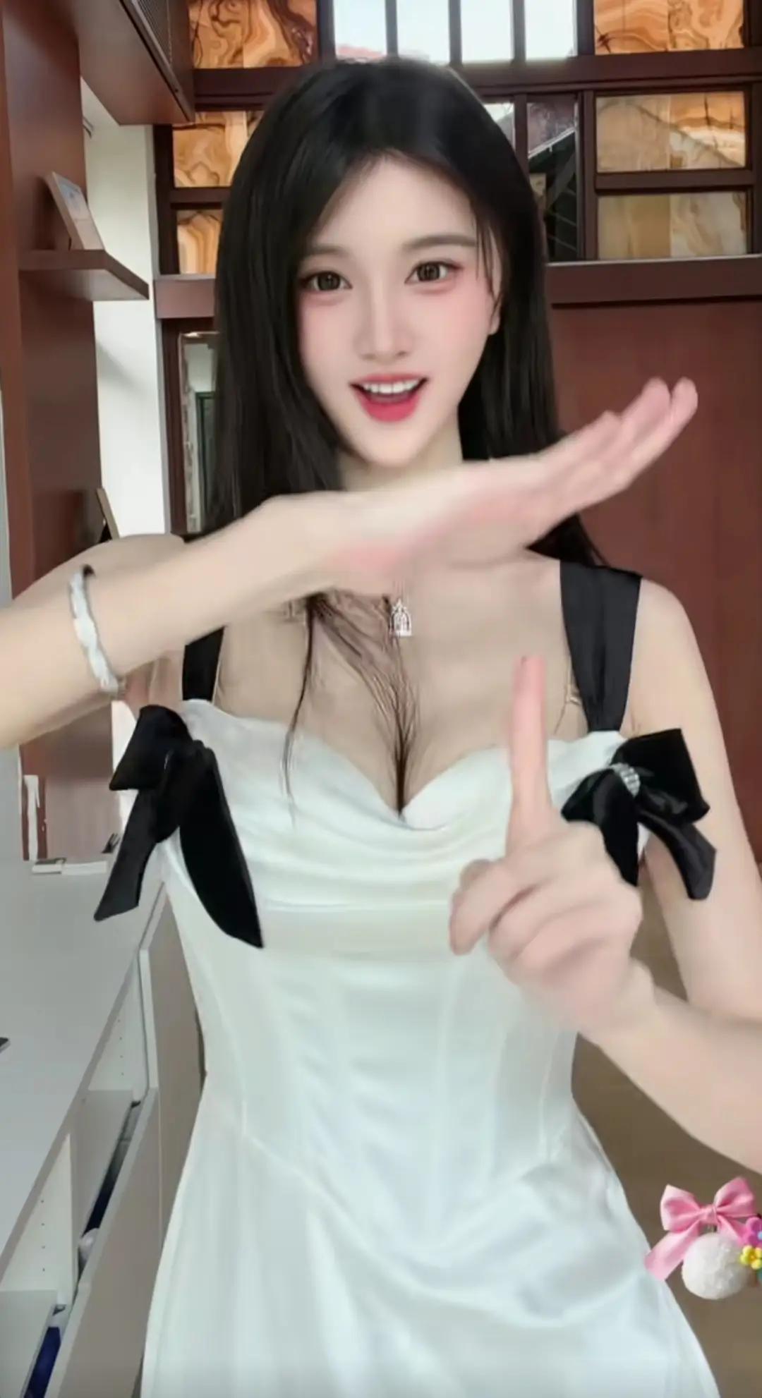 甜美少女风，白色连衣裙搭配黑色蝴蝶结，元气满满！🌸💖