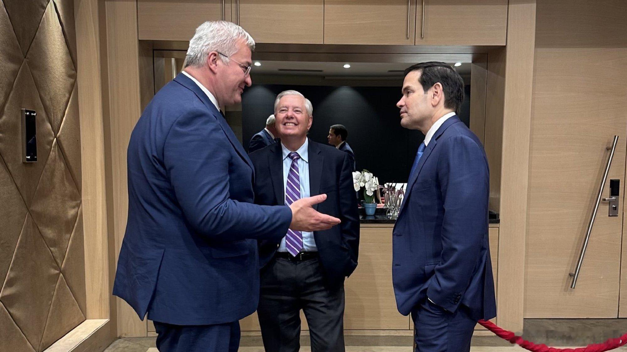 美媒，变色龙称，他要求美国特朗普总统马上就搞援助在路上。林赛·格雷厄姆周六表示，