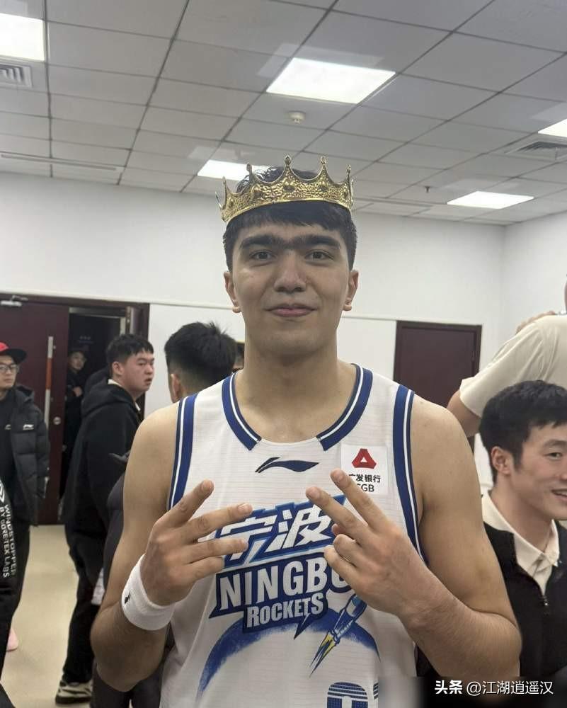 CBA球星点评鲁吐布拉身体素质劲爆，弹跳出色，人称“新疆浓眉哥”。他球风硬朗，防