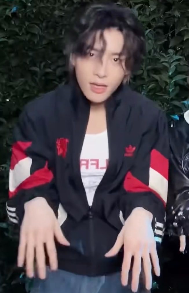 ：头发看起来像金碳 
