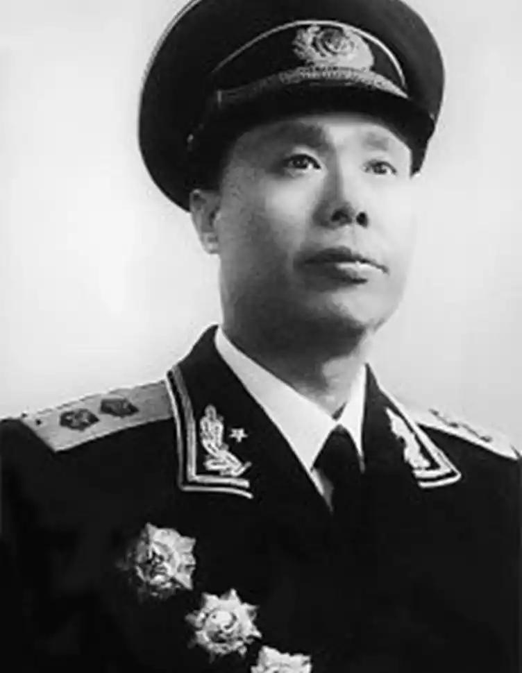 1943年，新四军13团惨遭伏击，不料双方一接火，团长饶守坤就察觉到不正常，突然