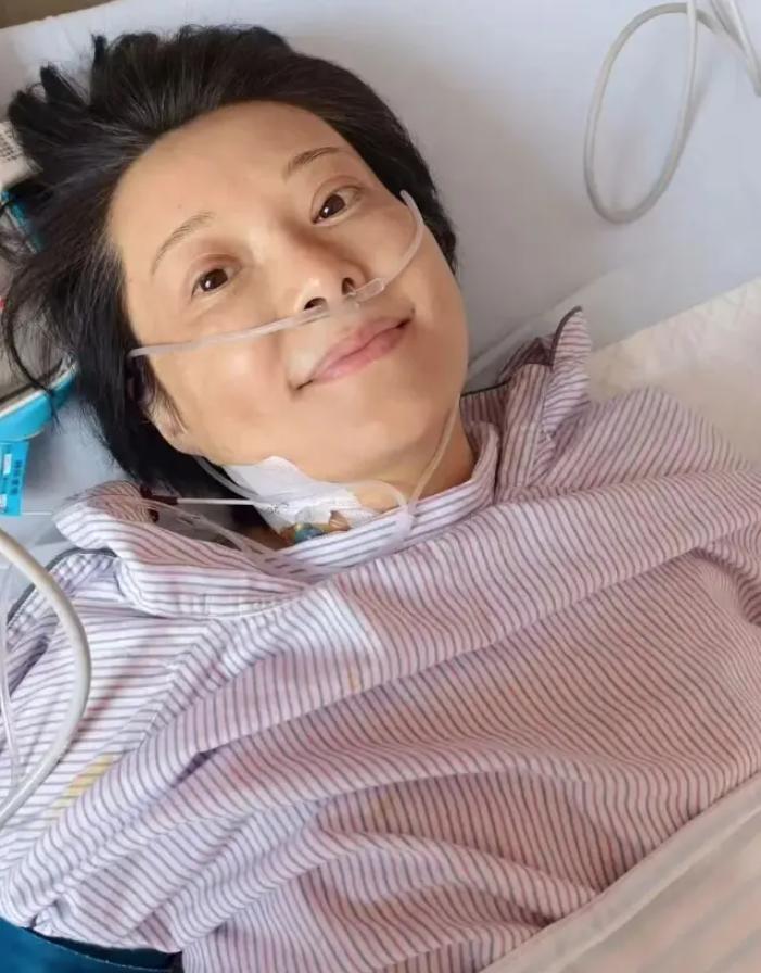 袁立重病住院，一细节让人不解！
近日曝袁立病重住院，从传出的一个细节看，她躺在病