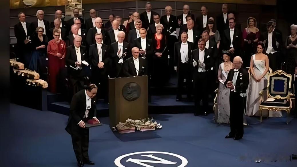 莫言的经典瞬间。
2012年12月10日，莫言在瑞典斯德哥尔摩音乐厅举行的诺贝尔