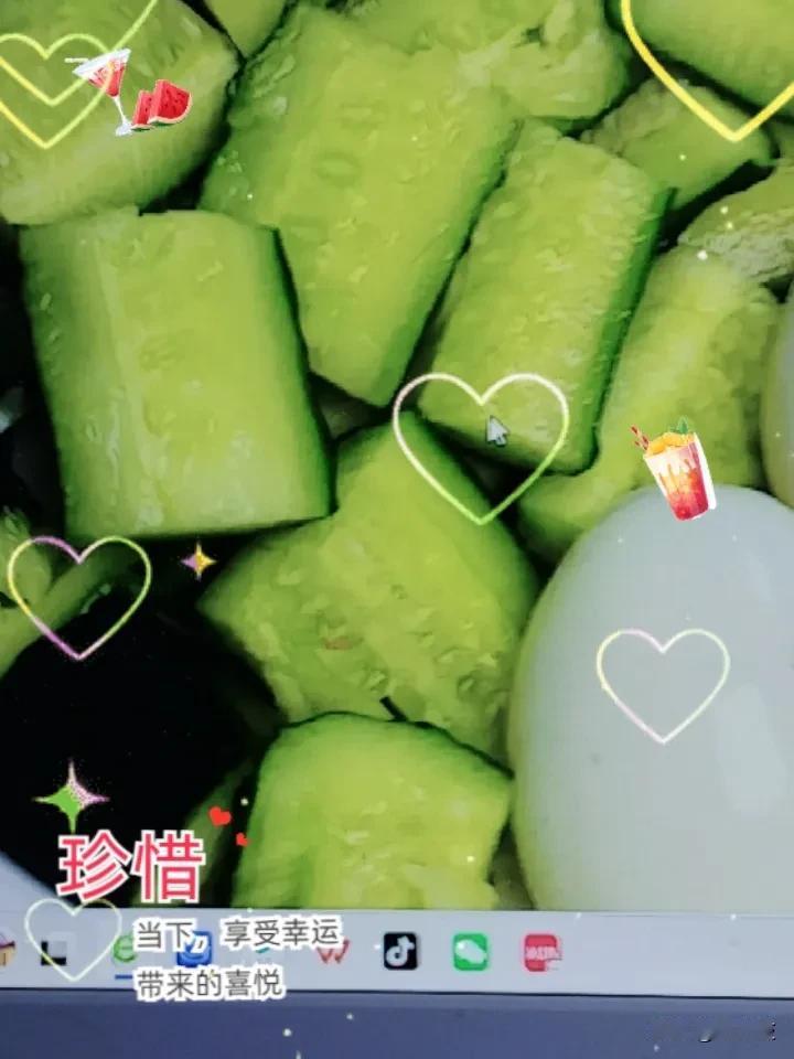 晚餐吃这盘三块菜，越吃越瘦，瘦腰细腿平肚子。
黄瓜拌鸡蛋，豆皮卷鸡胸肉，酸辣金针