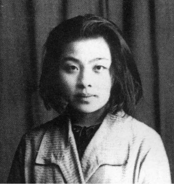 1928年，民国才女丁玲同时爱上了两个男人，哪个都不舍得分开，于是提出了三人同居