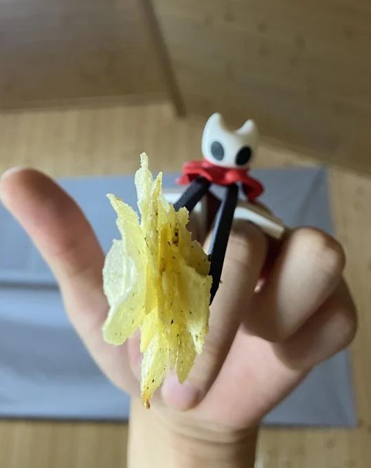 达成成就：被嘎拉嘛喂过薯片
我们丝之歌玩家吃薯片是这样的丝之歌 制作 嘎拉嘛